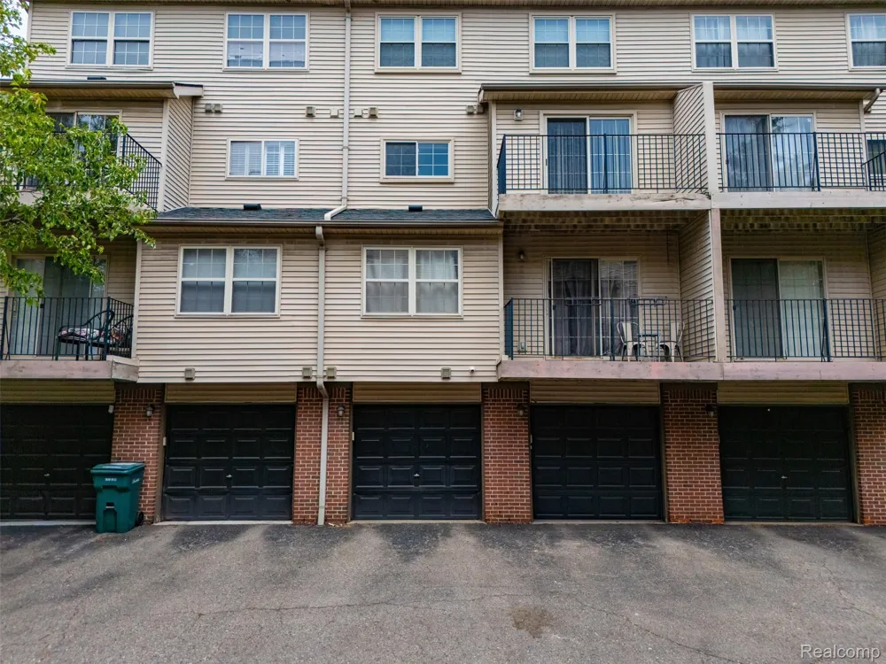 37 W Village Lane Dearborn City, MI 48124