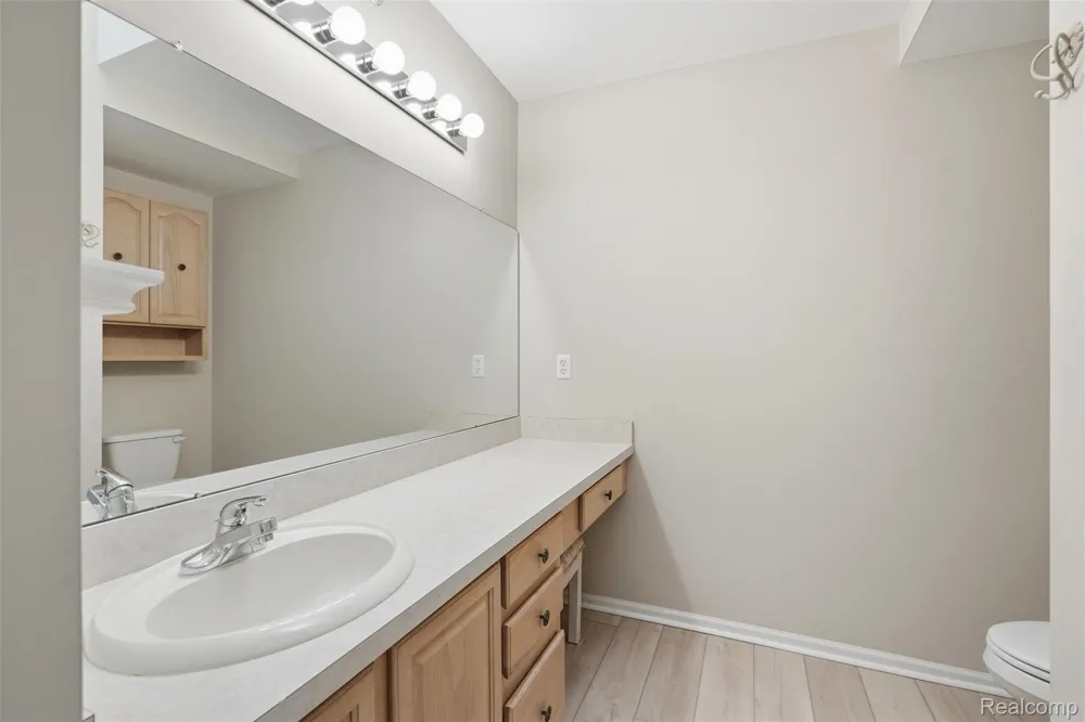 37 W Village Lane Dearborn City, MI 48124