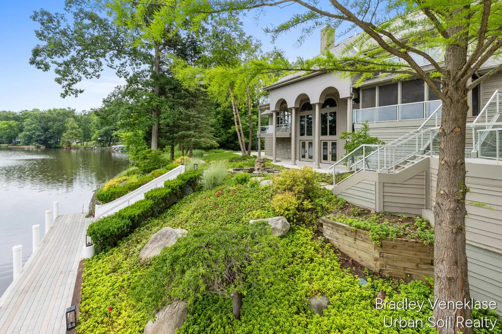 7635 Sandy Hollow Drive SE Alto, MI 49302