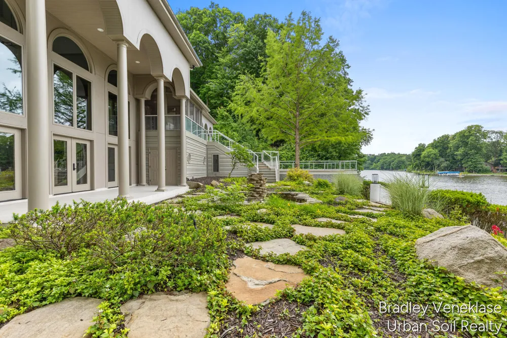 7635 Sandy Hollow Drive SE Alto, MI 49302