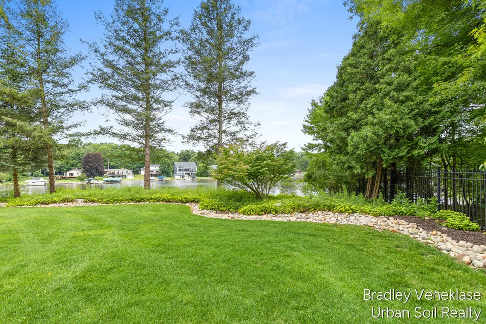 7635 Sandy Hollow Drive SE Alto, MI 49302