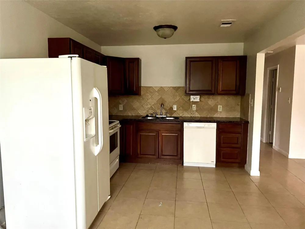 4725 10th Street Bacliff, TX 77518