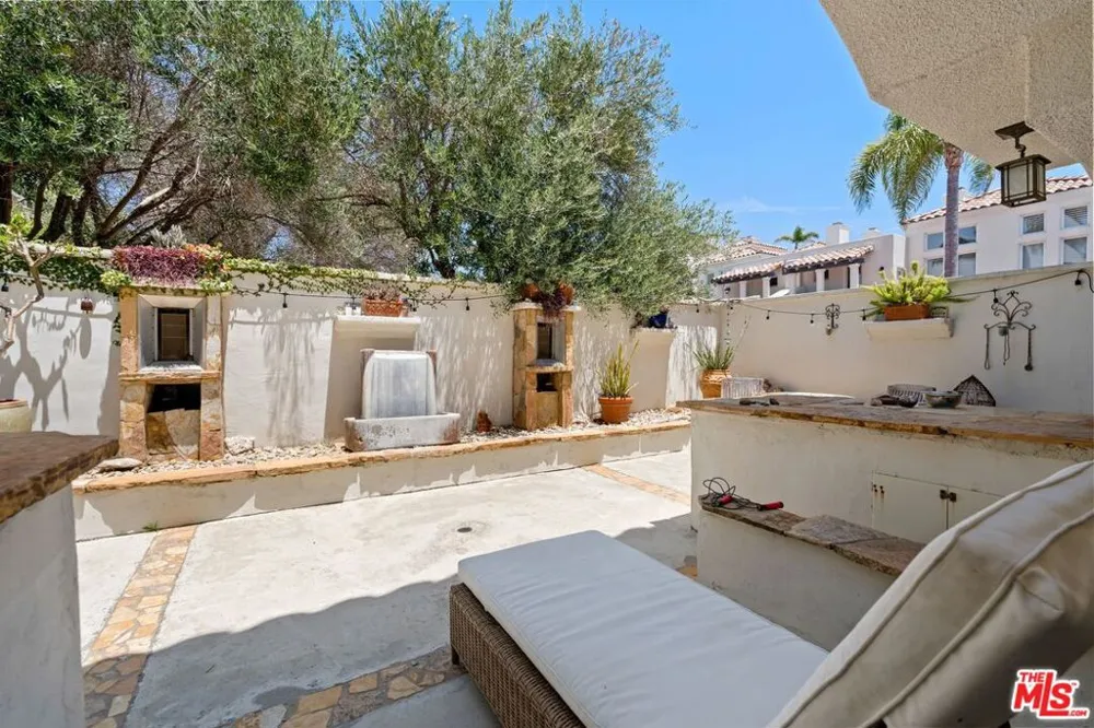 6435 Zumirez Drive #21 Malibu, CA 90265