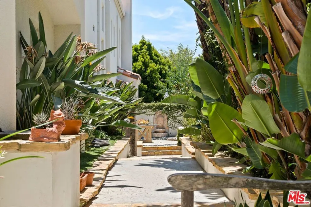 6435 Zumirez Drive #21 Malibu, CA 90265