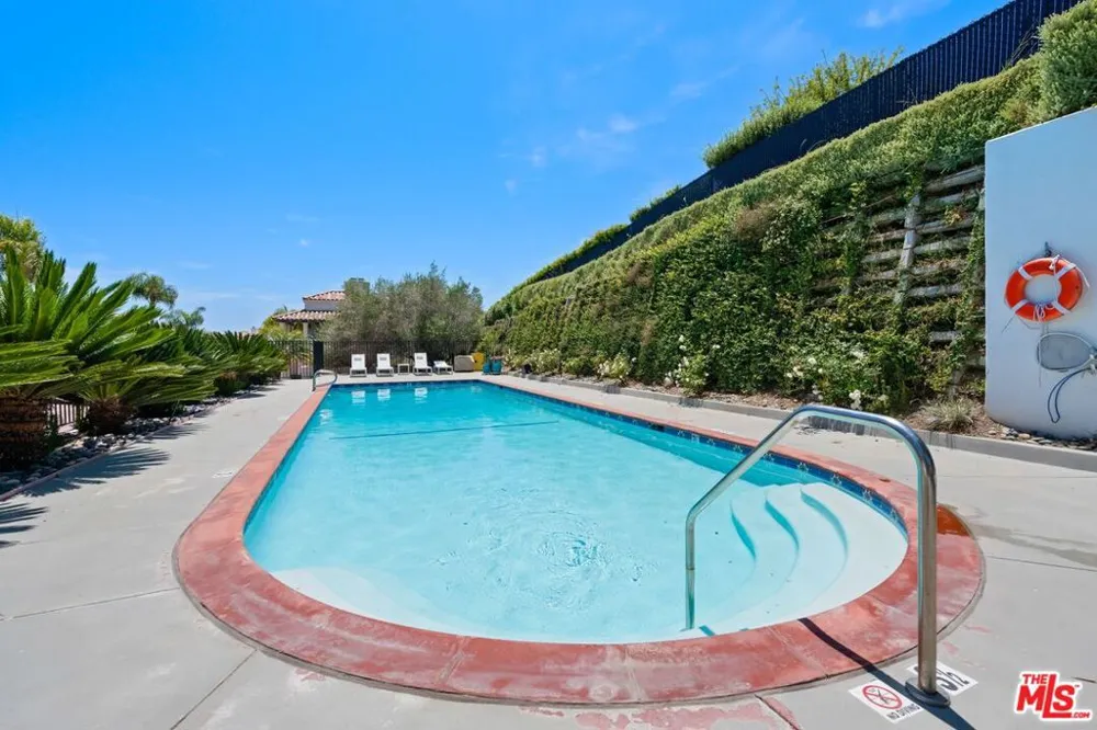 6435 Zumirez Drive #21 Malibu, CA 90265