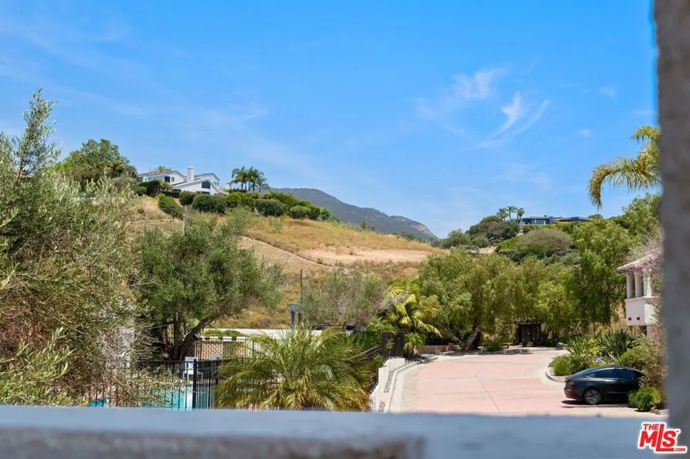 6435 Zumirez Drive #21 Malibu, CA 90265