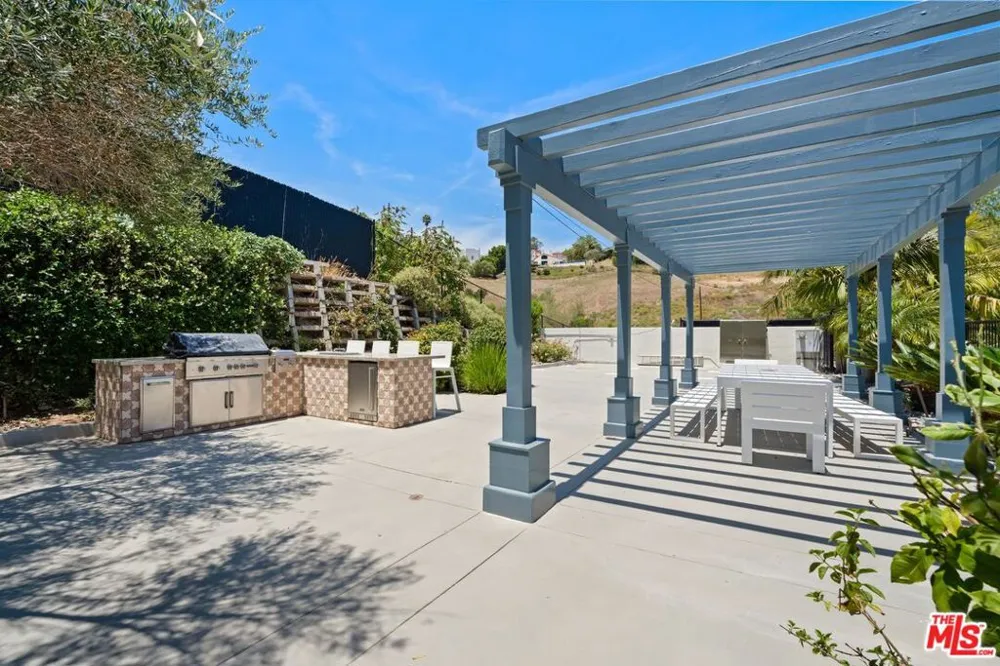 6435 Zumirez Drive #21 Malibu, CA 90265