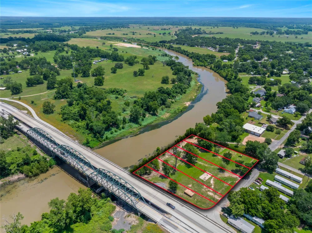 932 Robson Columbus, TX 78934