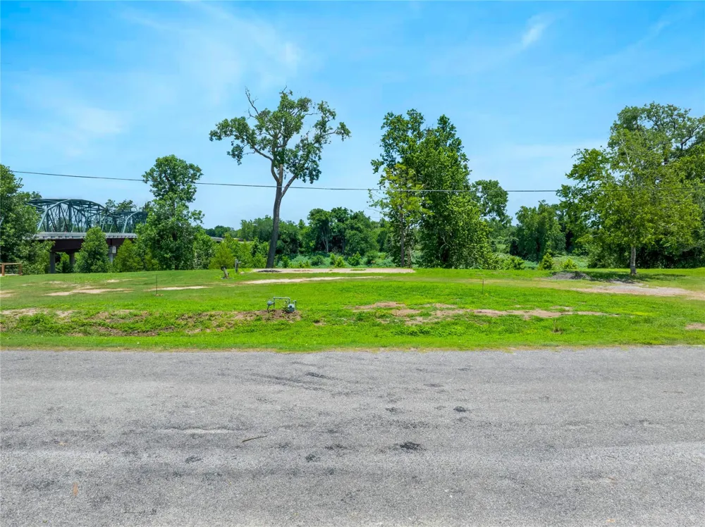 938 Robson Columbus, TX 78934