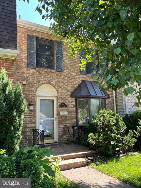 841 WOODLAWN DRIVE