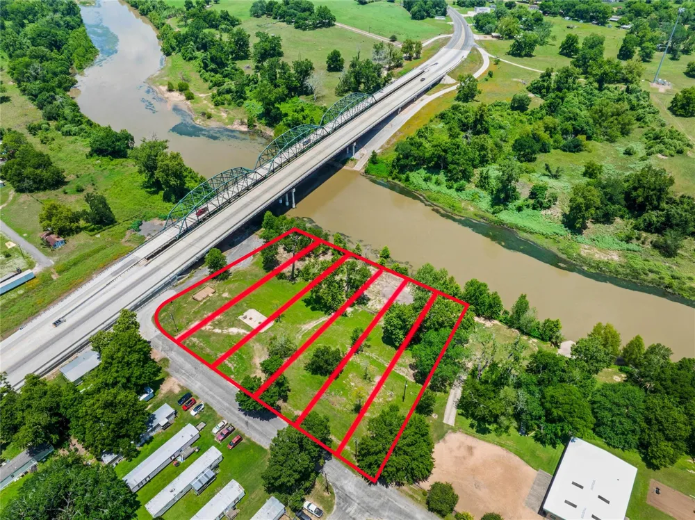 944 Robson Street Columbus, TX 78934