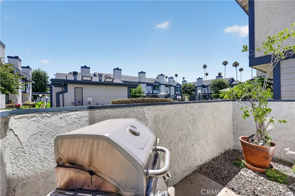 19231 Sherman #27 Reseda, CA 91335