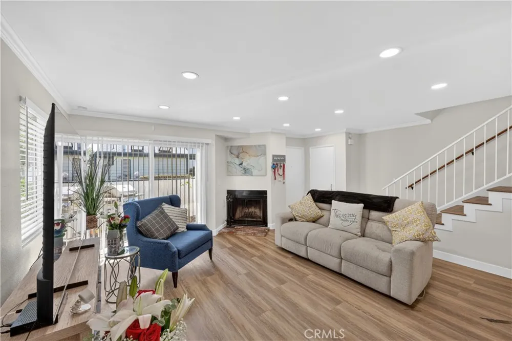 19231 Sherman #27 Reseda, CA 91335