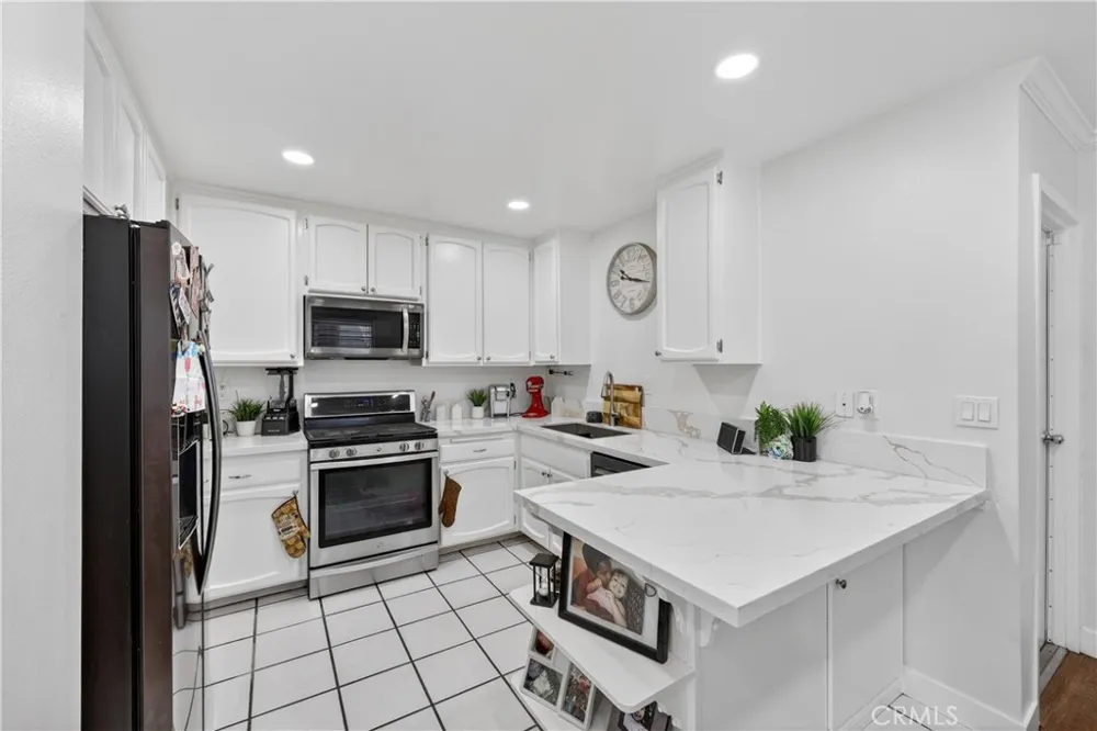 19231 Sherman #27 Reseda, CA 91335