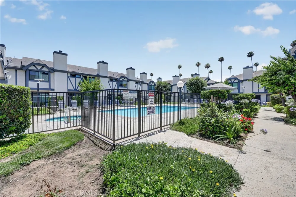 19231 Sherman #27 Reseda, CA 91335
