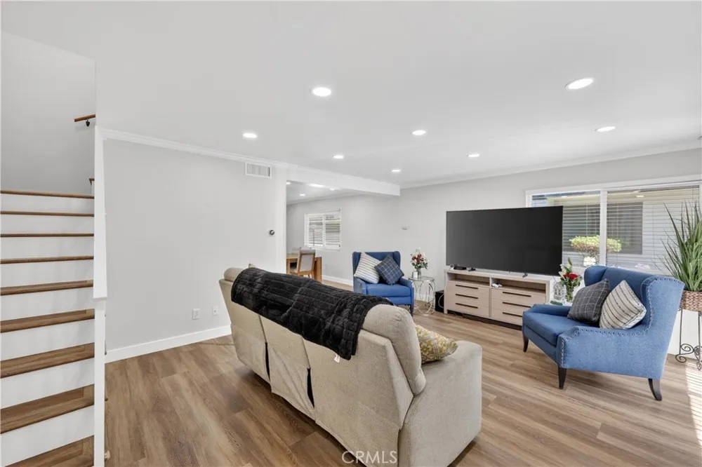 19231 Sherman #27 Reseda, CA 91335