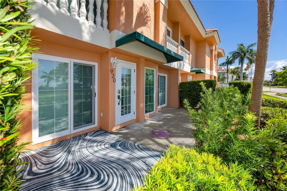 920 NORTH SHORE DRIVE NE St Petersburg, FL 33701