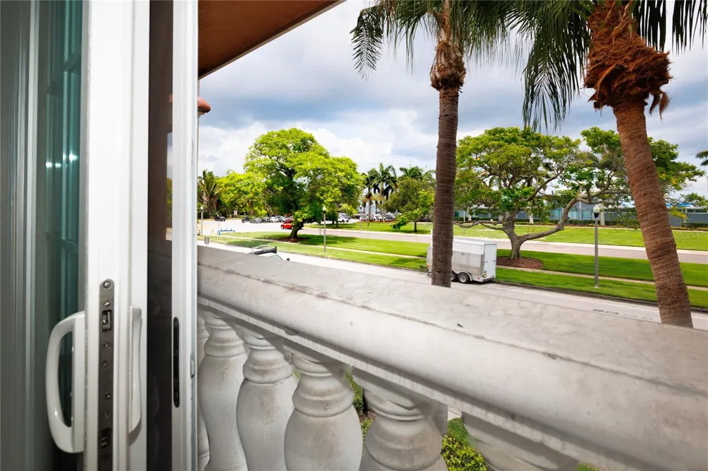 920 NORTH SHORE DRIVE NE St Petersburg, FL 33701