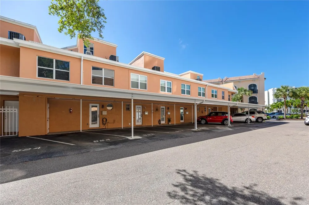 920 NORTH SHORE DRIVE NE St Petersburg, FL 33701
