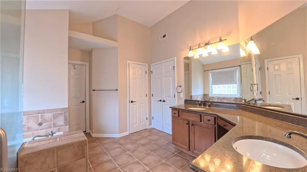 1600 Lakefield Drive Clemmons, NC 27012