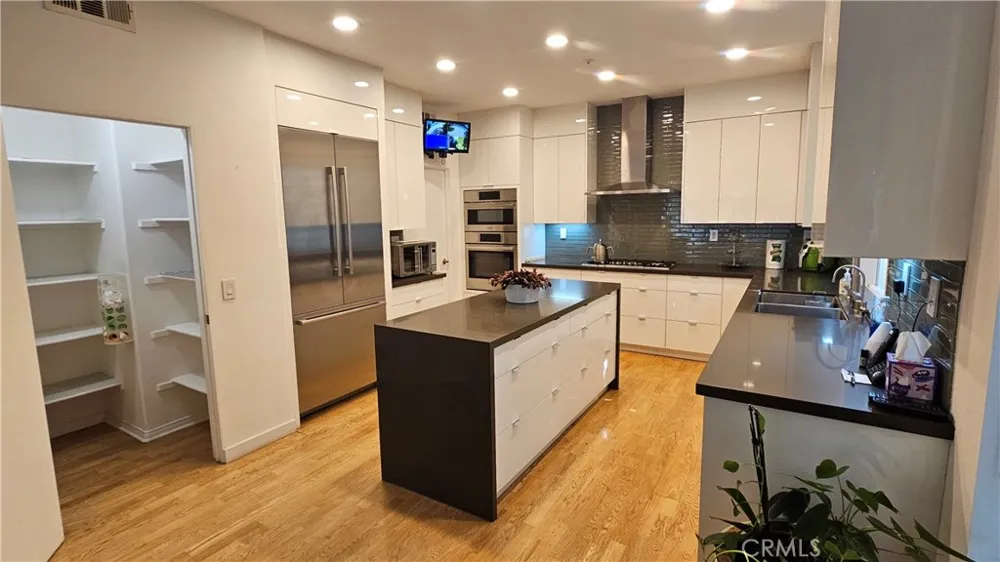 7317 Dunbarton Los Angeles, CA 90045