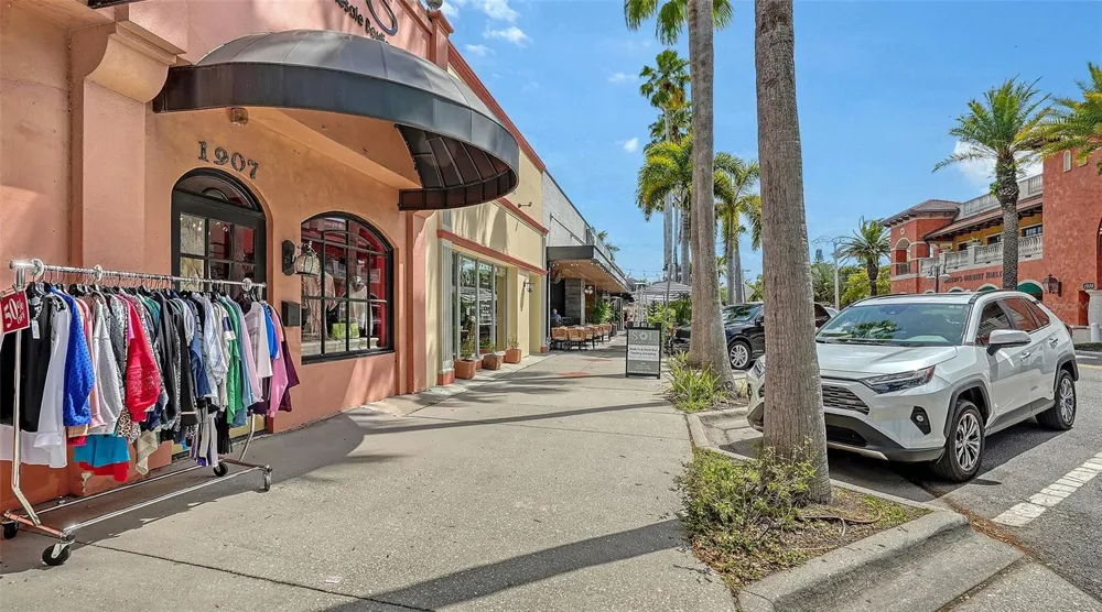 2138 HAWTHORNE STREET Sarasota, FL 34239