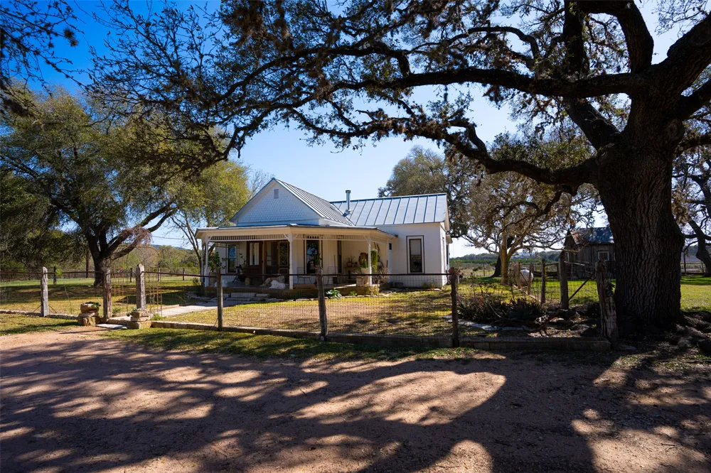 1294 Crabapple Road Blanco, TX 78606