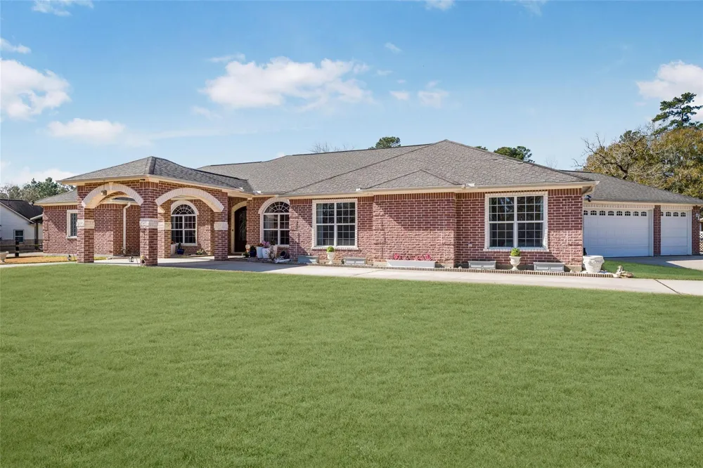 33519 Hillside Drive Pinehurst, TX 77362