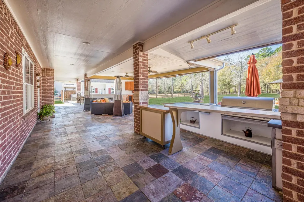 33519 Hillside Drive Pinehurst, TX 77362