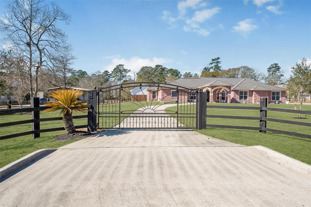 33519 Hillside Drive Pinehurst, TX 77362