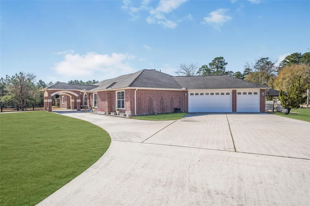 33519 Hillside Drive Pinehurst, TX 77362