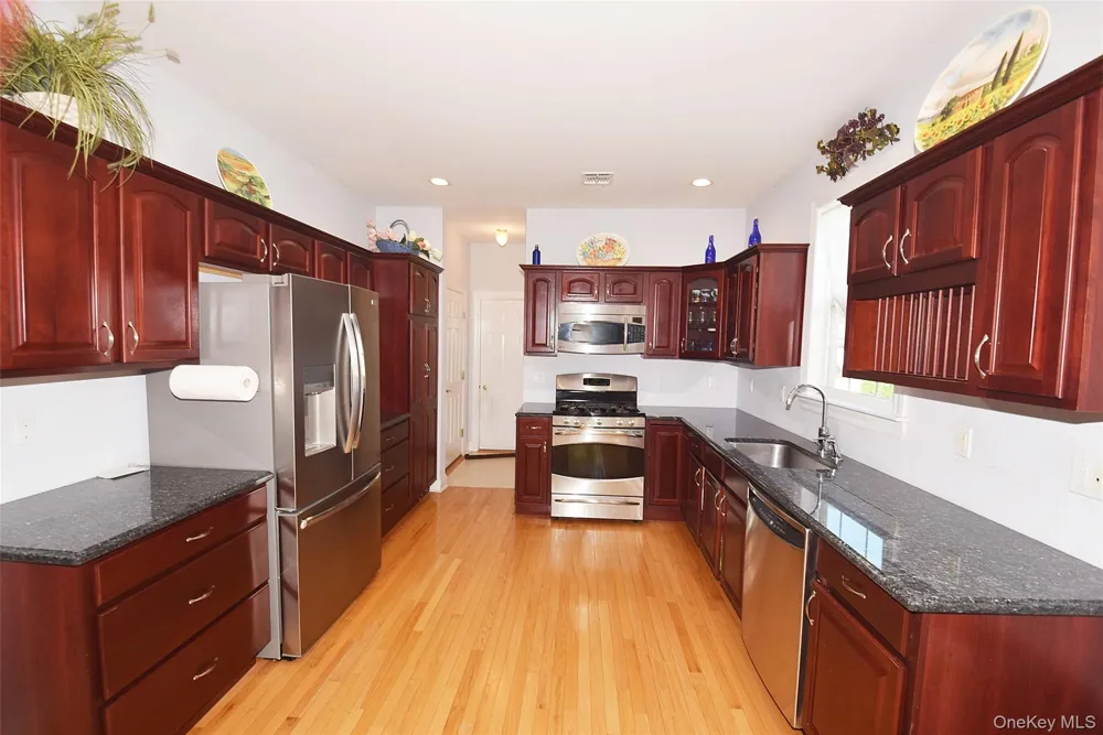 56 Foxglove Row Aquebogue, NY 11901