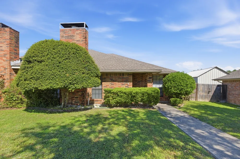 119 Larchbrook Drive DeSoto, TX 75115