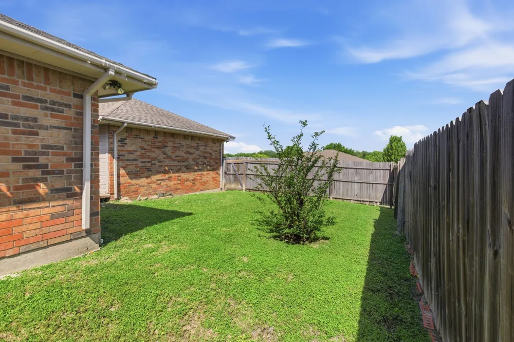 119 Larchbrook Drive DeSoto, TX 75115