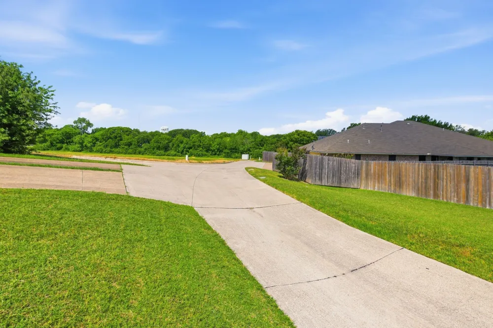119 Larchbrook Drive DeSoto, TX 75115