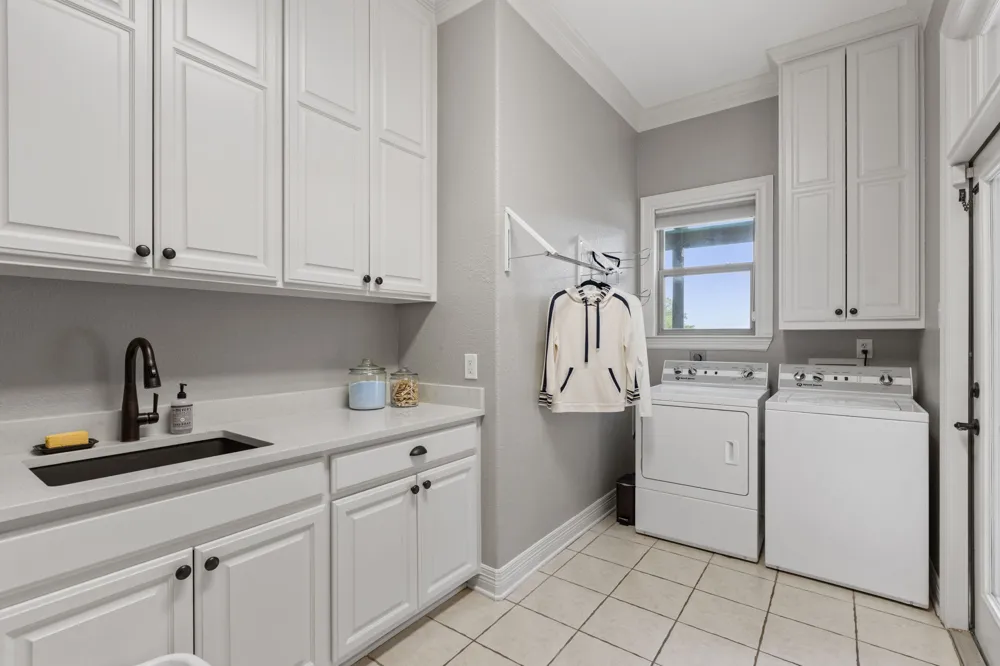 271 Summit Drive Round Mountain, TX 78663
