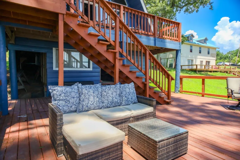169 County Road 4945 Etoile, TX 75944