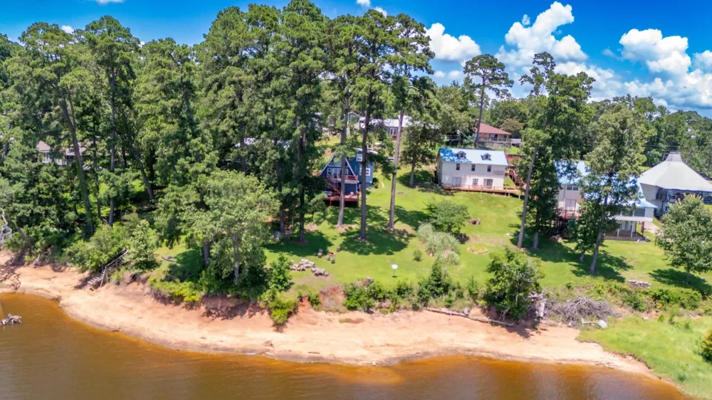 169 County Road 4945 Etoile, TX 75944