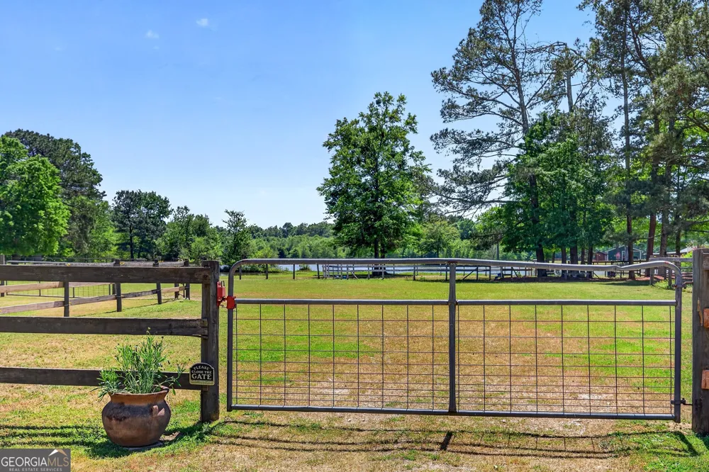 511 W Mcintosh RD Brooks, GA 30205