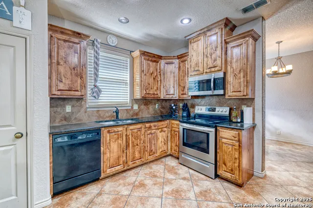 3 BRIAR COURT Uvalde, TX 78801