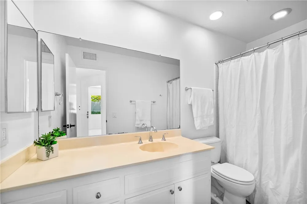6823 Danvers Garden Grove, CA 92845