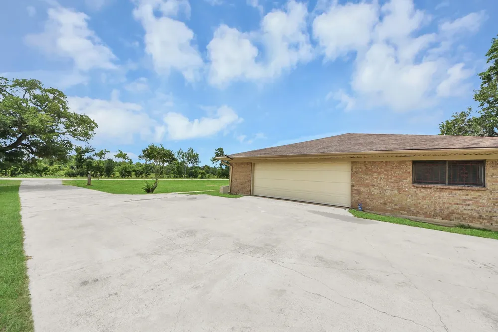 5241 County Road 819 Brazoria, TX 77422