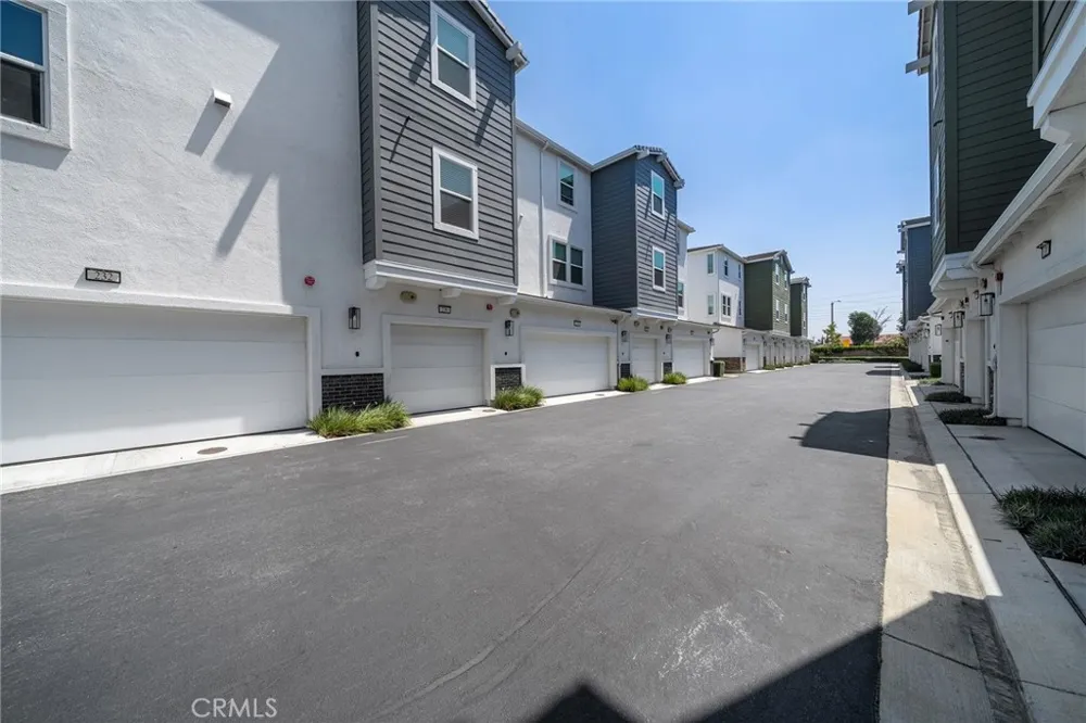 236 lockhart Way West Covina, CA 91790
