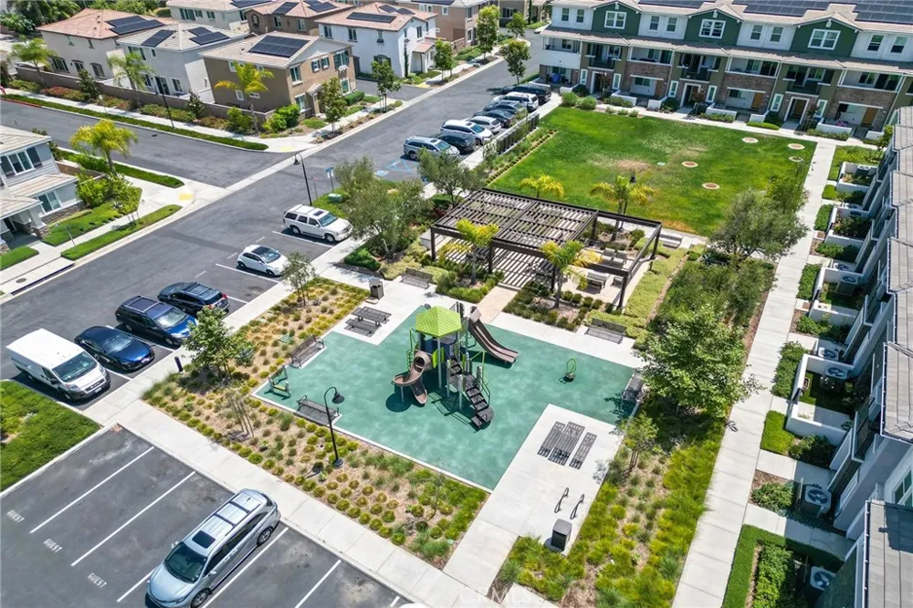 236 lockhart Way West Covina, CA 91790