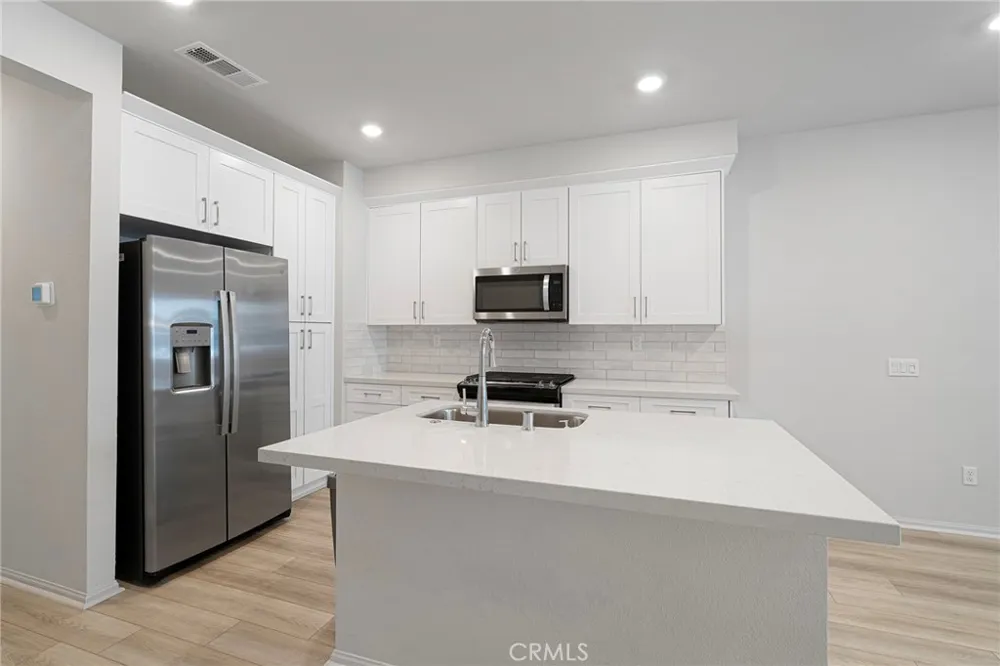 236 lockhart Way West Covina, CA 91790