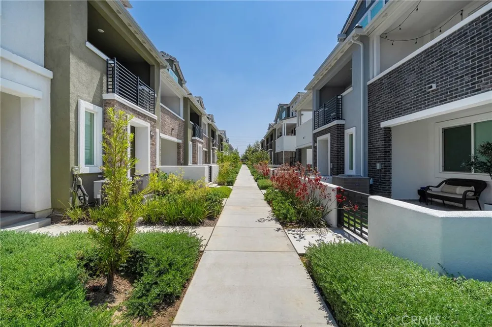 236 lockhart Way West Covina, CA 91790