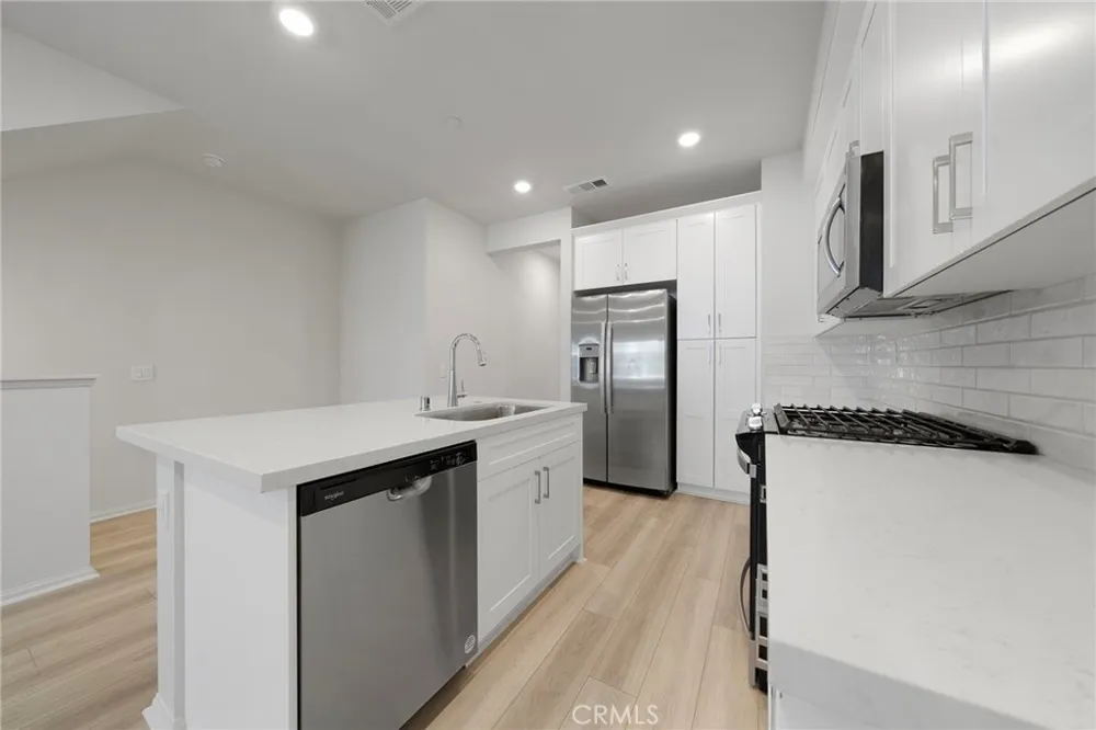 236 lockhart Way West Covina, CA 91790