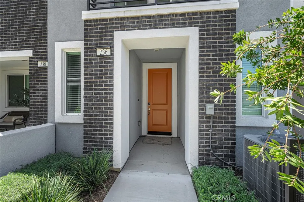 236 lockhart Way West Covina, CA 91790