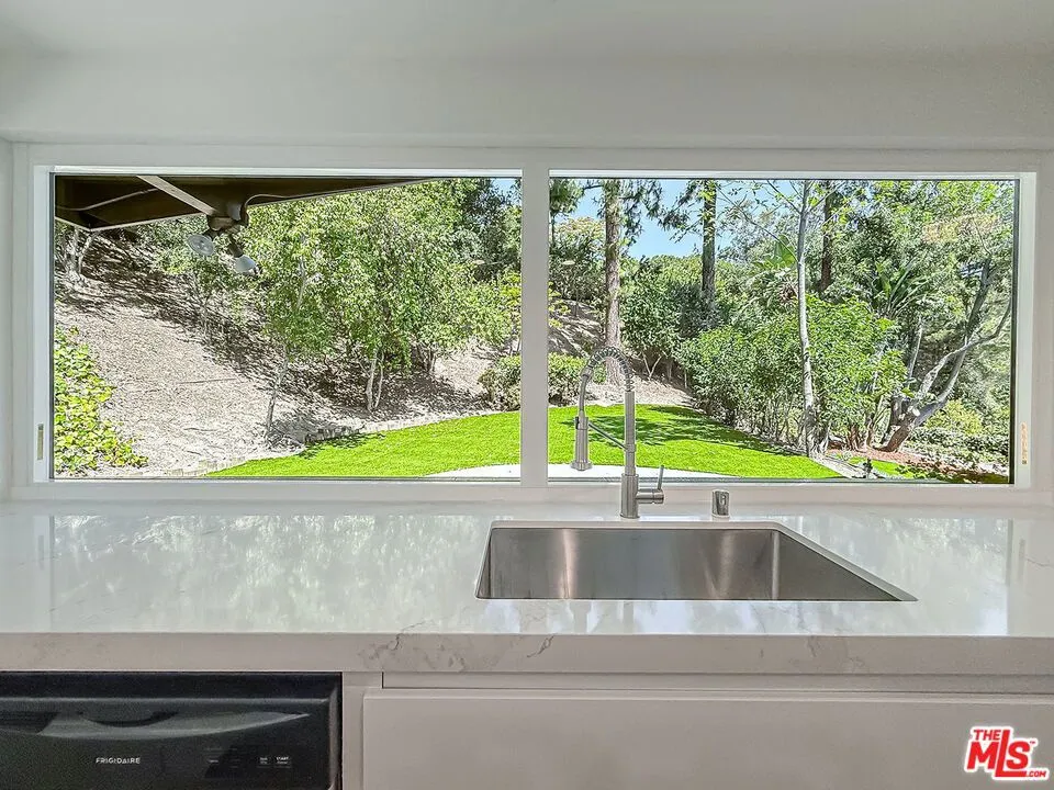 4117 Ellenita Avenue Tarzana, CA 91356