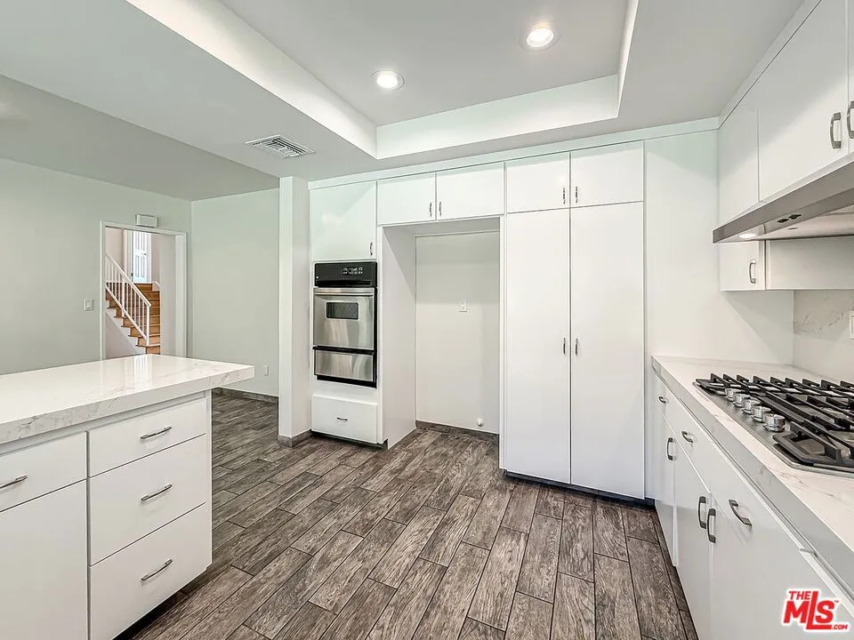 4117 Ellenita Avenue Tarzana, CA 91356
